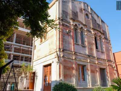 Abitazione che � affiancata da quella che un tempo era la casa dei custodi: un�eclettica palazzina a due piani adiacente alla villa, abbellita da bifore